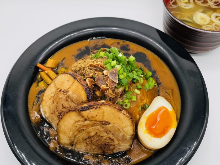 黒丼カレー＋味噌汁